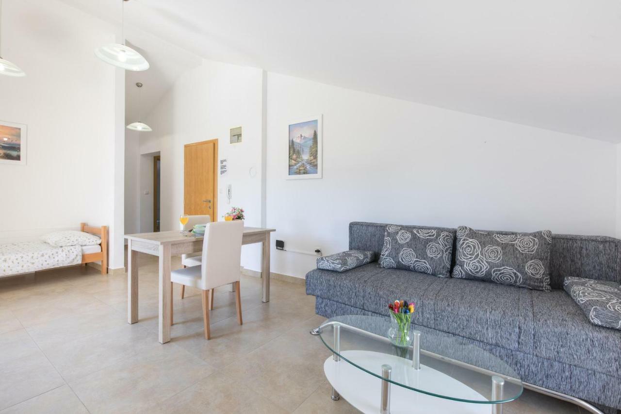 Apartments Nino Malinska Exterior photo