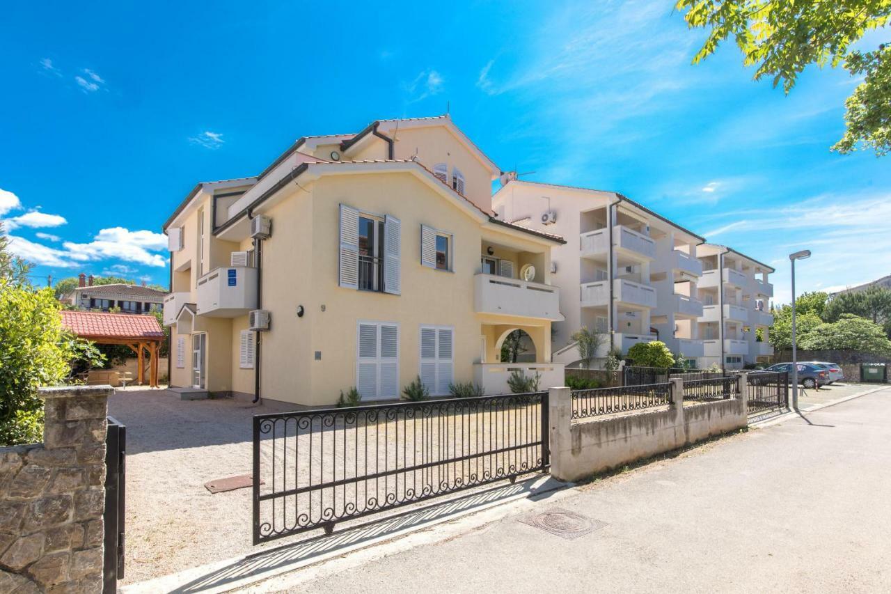 Apartments Nino Malinska Exterior photo