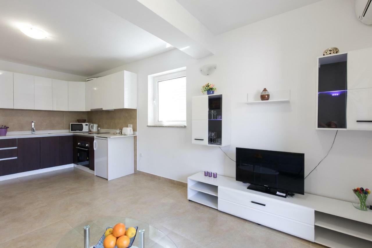 Apartments Nino Malinska Exterior photo