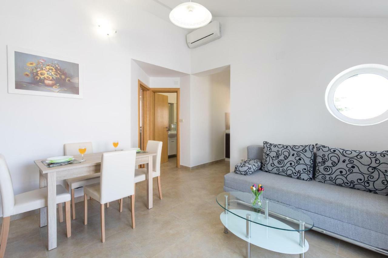 Apartments Nino Malinska Exterior photo