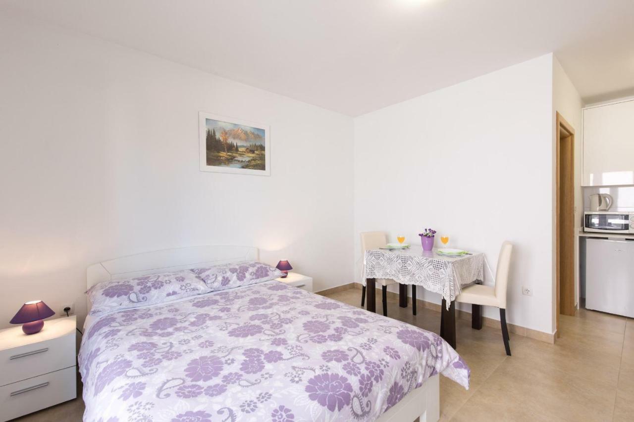 Apartments Nino Malinska Exterior photo