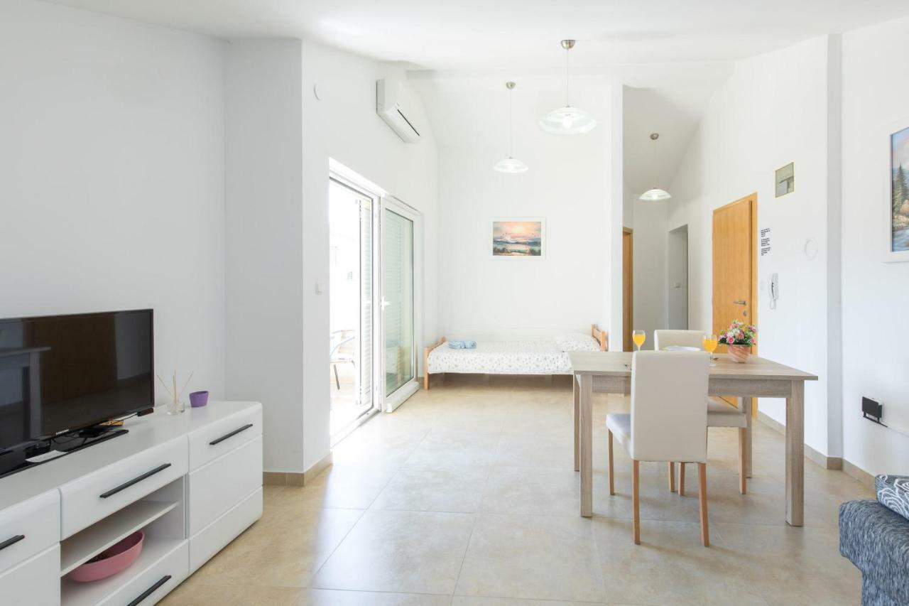 Apartments Nino Malinska Exterior photo