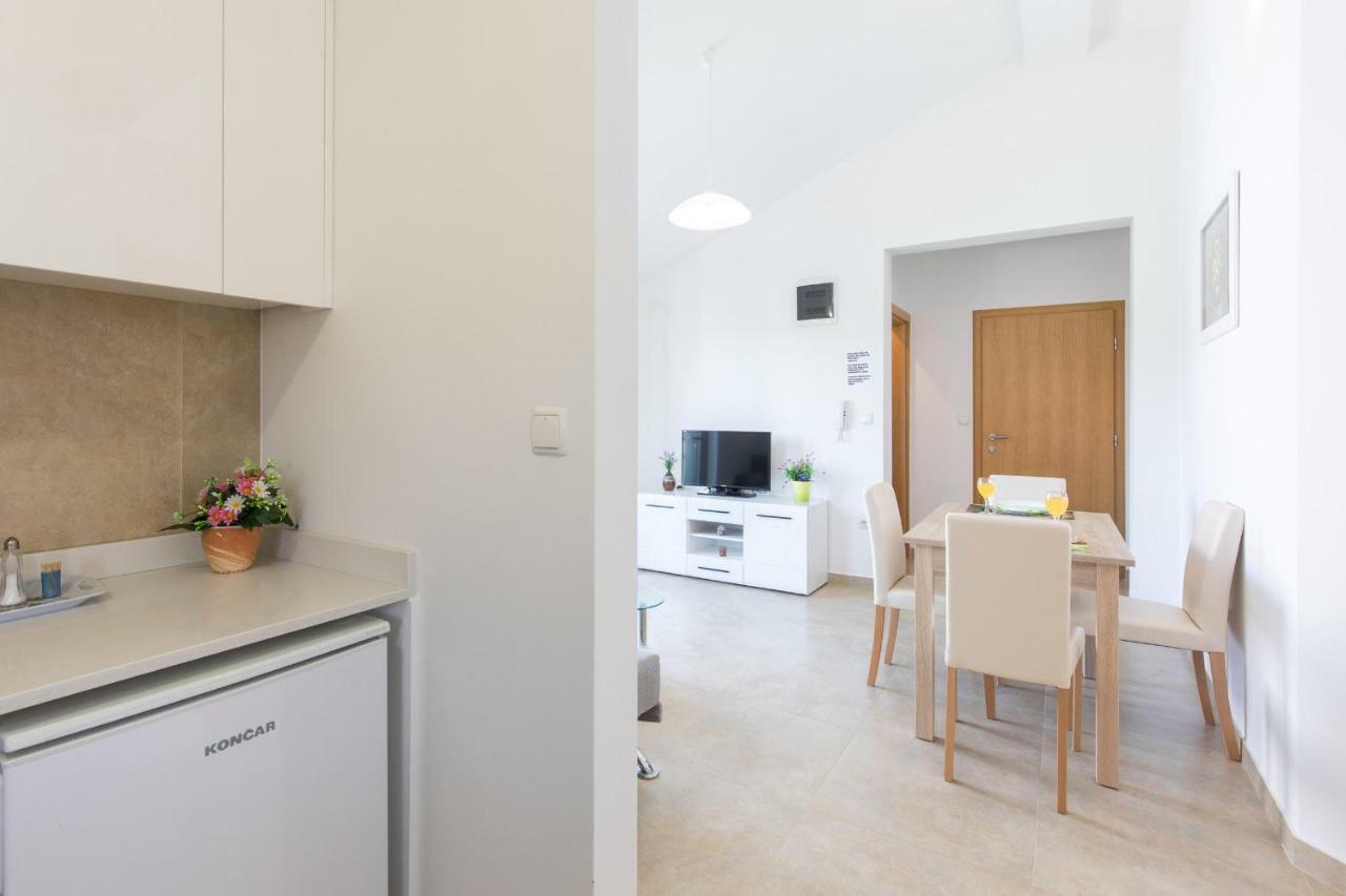 Apartments Nino Malinska Exterior photo