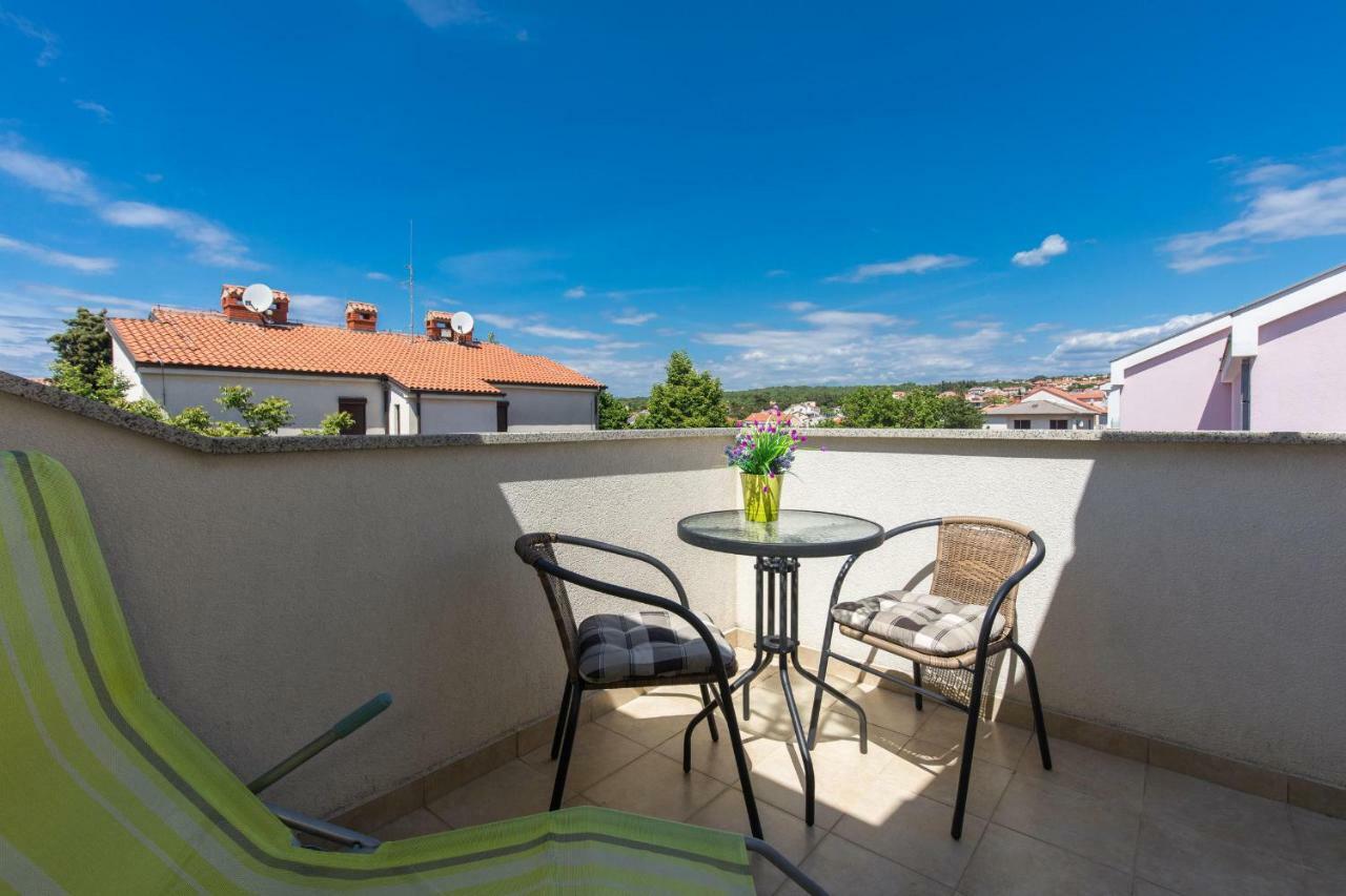 Apartments Nino Malinska Exterior photo